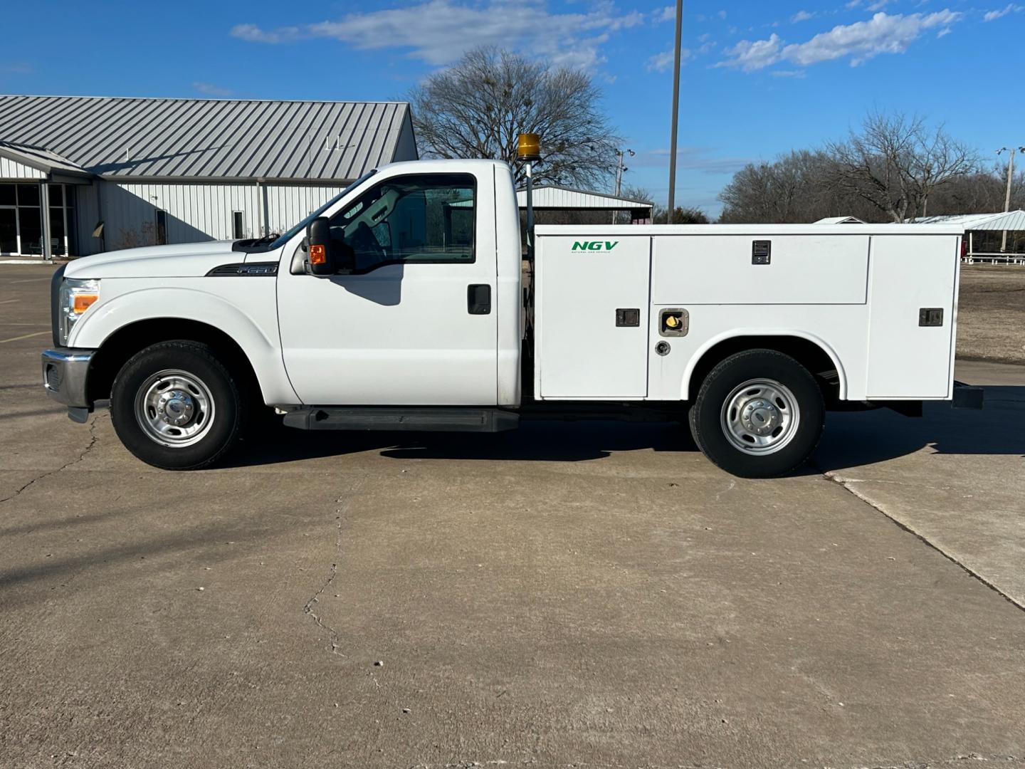 2015 White /Gray Ford F-250 SD XLT 2WD (1FDBF2A66FE) with an 6.2L V8 OHV 16V engine, 6-Speed Automatic transmission, located at 17760 Hwy 62, Morris, OK, 74445, (918) 733-4887, 35.609104, -95.877060 - Photo#7